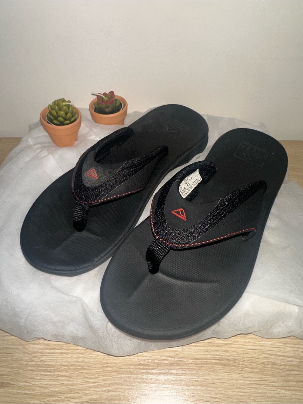 Reef Rover Men’s Flip Flops Black Red Trim Size 9